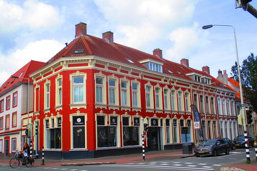 Karakteristieke hoekbebouwing aan de Antwerpsestraat in Bergen op Zoom