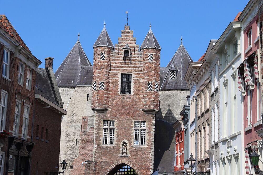 De middeleeuwse Gevangenpoort tussen de gevels in Bergen op Zoom