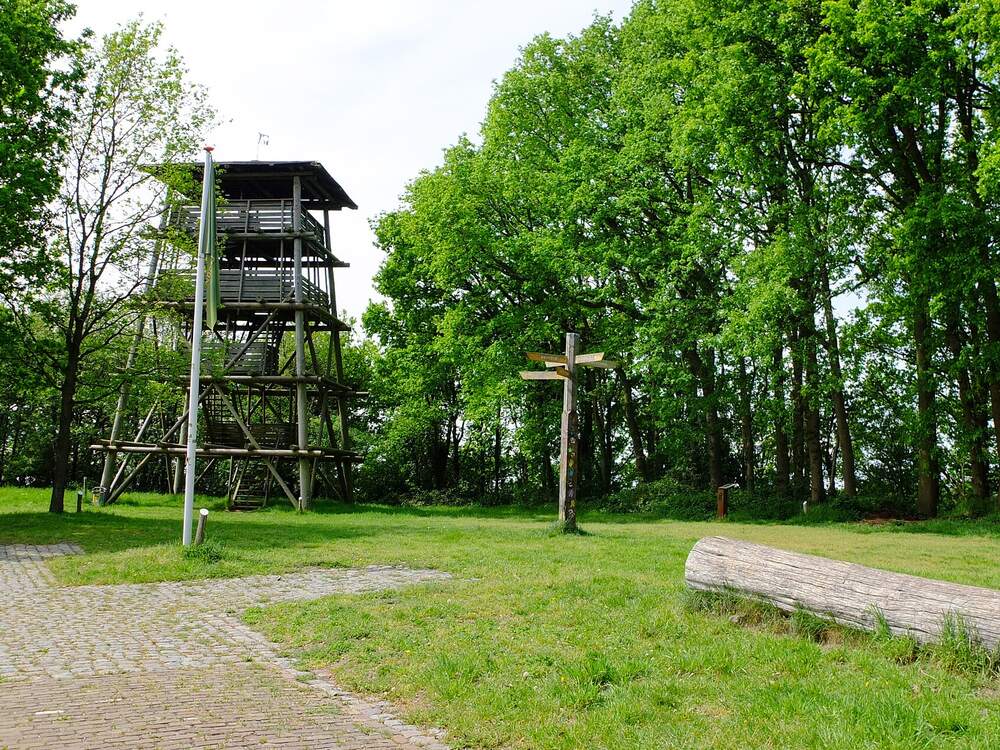 De uitkijktoren in het natuurgebied bij het Markiezaatsmeer